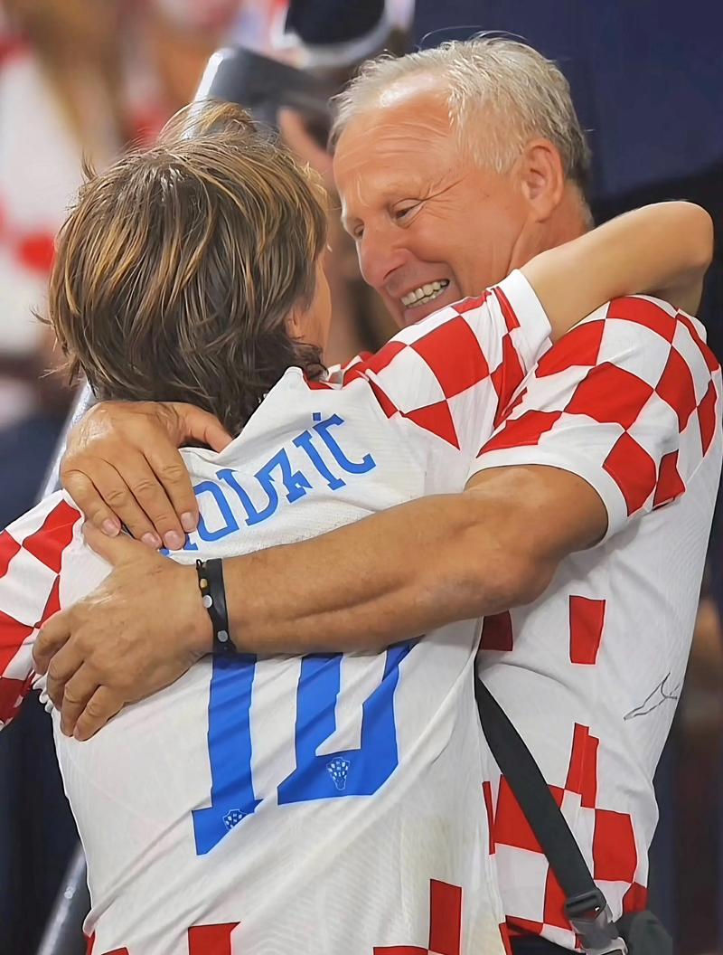 皇马3000万中卫重伤4个月！阿隆索哭晕：生死战后防6将养伤+2人染红