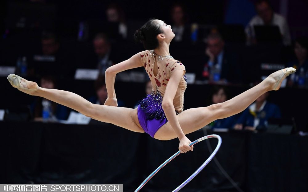 北京国安足协杯夺冠，法比奥荣膺金靴，球员拼尽全力，彰显拼搏精神。